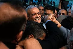 Sein Sieg ist ein Erfolg für das sogenannte Reformlager. Wie viel dieses im Staat verändern kann, ist allerdings unklar. (Archivbild) - © Vahid Salemi/AP