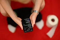 Jeder zehnte Befragte telefoniert gar auf dem Klo sitzend - und immerhin noch vier Prozent schauen, was sich in Dating-Apps so tut. (Archivbild) - © Robert Michael/dpa