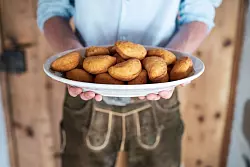 Cajincí arestis - frittierte Kartoffelkrapfen - sind eine Spezialität der ladinischen Küche. - © Alex Moling/Alta Badia/dpa-tmn