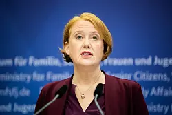 Die Ministerin sieht Frauenrechte gefährdet. (Archivbild) - © Christoph Soeder/dpa