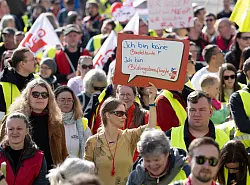 Am Equal Pay Day kam es außerdem zu Warnstreiks in Berufsgruppen, denen besonders viele Frauen arbeiten. - © Sebastian Kahnert/dpa