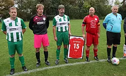Die Mitglieder des ETSV Güstrow erinnerten mit einem Trikot an den getöteten Jungen. - © Bernd Wüstneck/dpa