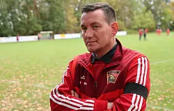 Der Vize-Vorsitzende von Fabians Fußballverein, Jan Boralewski, fand bewegende Worte für den Jungen. - © Bernd Wüstneck/dpa