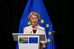 EU-Kommissionspr&auml;sidentin Ursula von der Leyen preist Fairness und Verl&auml;sslichkeit der Europ&auml;ischen Union im Umgang mit ihren Partnern an. - &copy; Themba Hadebe/AP/dpa