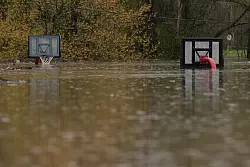 In Kentucky gab es mehrere Tote - ein neunjähriger Junge wurde auf dem Weg zum Bus von den Wassermassen weggeschwemmt. - © Carolyn Kaster/AP/dpa