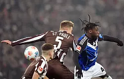 Viel Kampf, wenig Klasse: St. Paulis Hauke Wahl (M) und HSV-Spieler Fabio Bald&eacute; im Luftduell. - &copy; Marcus Brandt/dpa