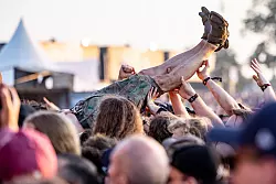 Ganz im Moment leben: Festival-Fans lieben es, dem Alltag für drei, vier Tage ganz fern zu sein. - © Axel Heimken/dpa/dpa-tmn