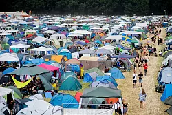 Kreislaufprobleme, Kater, Schnittverletzungen am Fuß - alles keine Seltenheit auf Musikfestivals. - © Hauke-Christian Dittrich/dpa/dpa-tmn