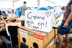 Stundenlang in der prallen Sonne: Wer sich nicht mit hohem Lichtschutzfaktor eincremt, riskiert einen Sonnenbrand. - © Hauke-Christian Dittrich/dpa/dpa-tmn
