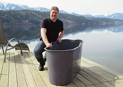 Vermittelt Ruhe und Konzentration beim Workshop &laquo;Kalt- und Eisbaden&raquo;: Bernhard Friedrich. - &copy; Sabine Glaubitz/dpa-tmn