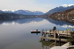 Exklusiver Zugang vor Alpenkulisse: ein Steg am Millst&auml;tter See. - &copy; Sabine Glaubitz/dpa-tmn