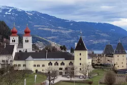 Strahlt meditative Gelassenheit aus: das Benediktinerkloster in Millstatt am See. - &copy; Sabine Glaubitz/dpa-tmn