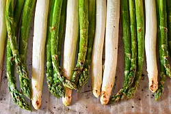 Die Marinade aus Rapsöl, Holunderblütensirup, Pfeffer und Salz macht den Grillspargel besonders aromatisch. - © GMH/VSSE/dpa-tmn