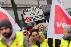 In Aachen beteiligen sich nach Gewerkschaftsangaben 2.500 Teilnehmer an einer Kundgebung in der Innenstadt. - © Rolf Vennenbernd/dpa