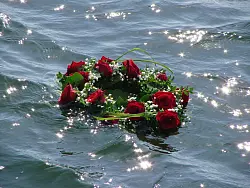 Blumen spielen auch bei einer Seebestattung eine würdevolle Rolle. - © Reederei Albrecht/dpa-tmn