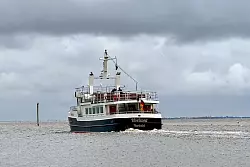 Die «Horizont» unterwegs zu einer Seebestattung auf der Nordsee. - © Wolfgang Stelljes/dpa-tmn