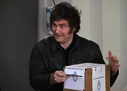 Argentiniens ultraliberaler Präsident Milei gibt seine Stimme bei den Zwischenwahlen ab. - © Sebastián Hipperdinger/EUROPA PRESS/dpa