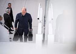 Bundeskanzler Olaf Scholz steigt in den Airbus A350 der Luftwaffe f&uuml;r den Flug nach Tokio. - &copy; Kay Nietfeld/dpa