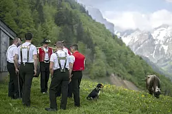 Sennen jodeln beim Alpaufzug. (Illustration) - © Gian Ehrenzeller/Keystone/dpa