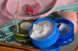 Kosmetikartikel liegen vor einem Kinder-Kulturbeutel. (Illustration) - &copy; Hendrik Schmidt/dpa