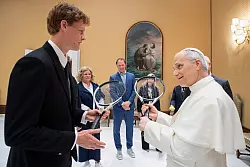 Sportfan: Leo XIV. empfing den jungen Tennisstar Jannik Sinner zu einer seiner ersten Audienzen. (Archivbild) - &copy; --/Vatican Media/dpa