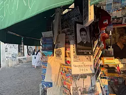 Der &laquo;Calendario Romano&raquo;, bekannt als der Kalender der sch&ouml;nen Priester, ist auch ein beliebtes Mitbringsel aus Italien. - &copy; Sabina Crisan/dpa