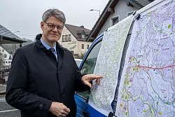 Das Teilstück Kelberg-Adenau ist für Schnieder das wichtigste im Lückenschluss - © Harald Tittel/dpa