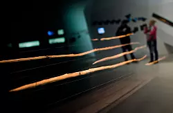 Die Schöninger Speere: Im Forschungsmuseum werden die uralten Jagdwaffen ausgestellt. - © Julian Stratenschulte/dpa Themendienst/dpa-tmn