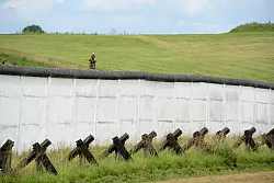 Grenzdenkmal Hötensleben: Drei Kilometer östlich von Schöningen ist ein 700 Meter langer Streifen der ehemaligen deutsch-deutschen Grenze zu einer frei zugänglichen Gedenkstätte ausgebaut worden. - © Ralf Johnen/dpa-tmn