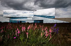 Futuristische Architektur für die Frühgeschichte: das «paläon»-Forschungsmuseum in Schöningen. - © Julian Stratenschulte/dpa Themendienst/dpa-tmn
