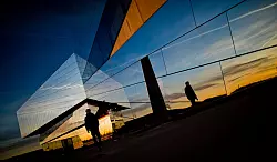 Die reflektierende Oberfläche des «paläon»-Gebäudes nimmt die Farben der Umgebung auf und lässt das Museum mit der Landschaft verschmelzen. - © Julian Stratenschulte/dpa Themendienst/dpa-tmn