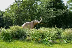Vier Meter hohe Skulptur eines Waldelefanten: Die Dickhäuter lebten damals in der Region - neben Löwen, Bären und Nashörnern. - © Ralf Johnen/dpa-tmn