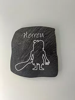 Verbindet archäologisches Erbe mit Alltagskultur: Ein modernes Piktogramm im Stil steinzeitlicher Höhlenmalerei ziert eine Toilette in Schöningen. - © Ralf Johnen/dpa-tmn