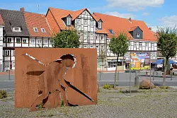 Macht auf die Funde aufmerksam: Eine Metallskulptur auf dem Burgplatz stellt einen mit Speer bewaffneten Homo heidelbergensis dar. - © Ralf Johnen/dpa-tmn