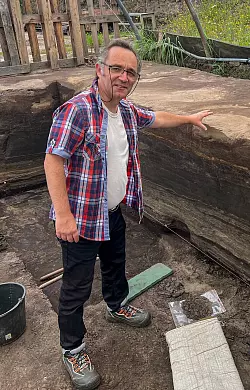 Der Archäologe Jordi Serangeli an der weltberühmten Fundstelle in Schöningen. Hier erforscht er gemeinsam mit seinem Team bedeutende Relikte aus der Altsteinzeit. - © Ralf Johnen/dpa-tmn