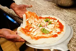 Wie man eine Pizza macht, hat Weltmeister Francesco Ialazzo schon als Achtj&auml;hriger gelernt. - &copy; Uwe Anspach/dpa