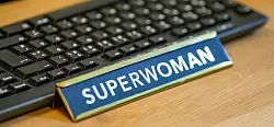 «Superwoman» steht auf diesem Schild in der Kita in Mönchengladbach: Angesichts der vielen alltäglichen Herausforderungen für Erzieherinnen (und Erzieher) ist der Name gar nicht so weit hergeholt. - © Kirsten Neumann/dpa-tmn