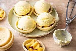 Die Mürbeteig-Schälchen wurden auf einem umgedrehten Muffinblech gebacken. Gefüllt mit Früchten und Eis können sie fertig vorbereitet im Gefrierschrank warten, müssen dann nur noch zum Grillen in Eischnee gepackt werden. - © Marian Moschen/Mann backt/dpa-tmn