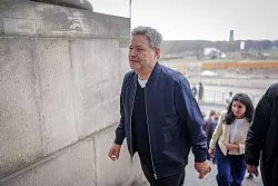 Bundeswirtschaftsminister Robert Habeck und Misbah Khan, Grünen-Abgeordnete aus Rheinland-Pfalz, gehen zur Sitzung ihrer Fraktion. - © Kay Nietfeld/dpa