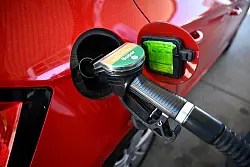 Beim Tanken verdient der Staat kräftig. - © Philip Dulian/dpa