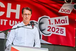 NRW-Ministerpräsident Hendrik Wüst (CDU) sprach ebenfalls auf der Kundgebung des DGB in Siegburg. - © Christoph Reichwein/dpa