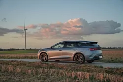 Zweigleisig: Der chinesische BYD Seal 6 hat ebenfalls einen Verbrenner ab Bord, der aber nicht nur Strom produziert, sondern je nach Fahrmodus auch direkt auf die R&auml;der wirkt. - &copy; BYD/dpa-tmn