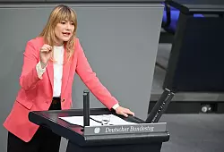 Clara Bünger (Linke) vermutet, dass viele Straftaten gegen Geflüchtete nicht zur Anzeige gebracht werden, weil die Betroffenen kein Vertrauen in die Polizei haben. (Archivfoto) - © Katharina Kausche/dpa