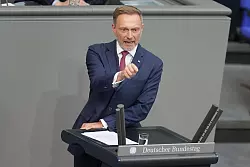 Eigentlich ist Christian Lindner (FDP) schon abgewählt. Aber weil der alte Bundestag noch einmal zusammengetrommelt wurde, trat auch der Ex-Finanzminister noch einmal ans Rednerpult. - © Michael Kappeler/dpa