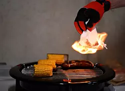 Die K&ouml;lner Feuerwehr warnt vor Unf&auml;llen mit Grills und vor einem unvorsichtigem Umgang mit den Ger&auml;ten. - &copy; Roberto Pfeil/dpa