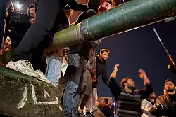 Nach der Flucht von Assad feiern Bürger in Damaskus. - © Omar Sanadiki/AP/dpa