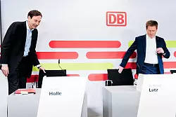 Stellen die Jahresbilanz 2024 in unruhigen Zeiten vor: Bahnchef Richard Lutz (rechts) und Finanzvorstand Levin Holle. - © Carsten Koall/dpa