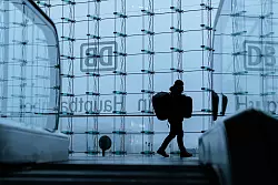 Trübes Wetter passt zur Stimmung bei der Bahn. - © Carsten Koall/dpa