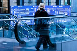 Auch für Fahrgäste der Bahn war 2024 kein leichtes Jahr. Mehr als jeder dritte Zug war verspätet. - © Carsten Koall/dpa