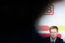 Für Richard Lutz könnte es die letzte Jahresbilanz-Pressekonferenz als Bahnchef gewesen sein. - © Carsten Koall/dpa
